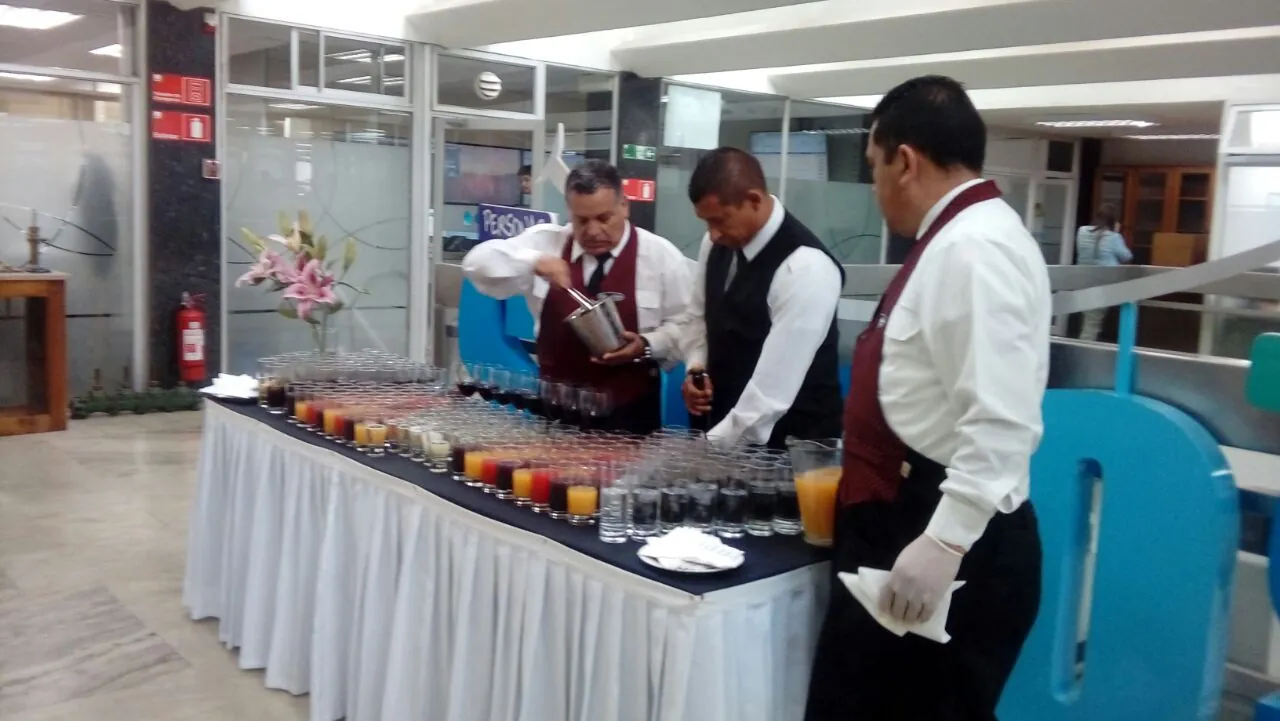 Banquetería en un evento producido por Producir